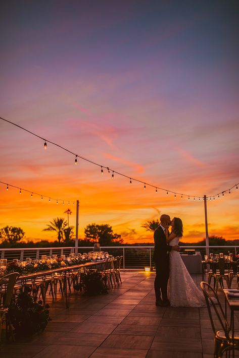 Sunset Wedding Mountains, Sunset Field Wedding Photos, Sun Set Wedding, Sunset Mountain Wedding, Backyard Sunset Wedding, Sunset Boho Wedding, Spring Sunset Wedding Colors, Spring Sunset Wedding, Wedding Photo Ideas Sunset