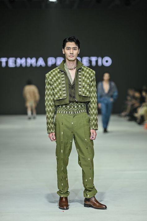 Temma Prasetio, a true artist in crafting well made menswear pieces from traditional East Nusa Tenggaran weaved fabrics, presented a masculine collection consisted of fine tailoring and grand silhouettes. #FashionContinuum #BridgingGenerations #JakartaFashionWeek2024 #JFW2024 #WeAreJFW Batik Fashion Pria, Mens Couture, Diversity Fashion, Scarf Photography, Fashion Cowok, Jakarta Fashion Week, Sangeet Outfit, Fashion Week 2024, Dress Suits For Men