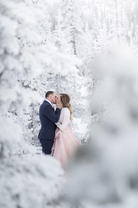 Snow Engagement Photos, Winter Engagement Pictures, Winter Wedding Photos, Snow Wedding, Photoshoot Couple, Winter Wedding Colors, Winter Photoshoot, Winter Engagement Photos, Winter Wedding Inspiration