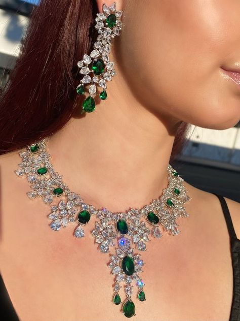 Duge Garna akisty good material ale sorry not pidishov rozmir Green Dimond Neckless, Green Teardrop Jewelry For Evening, Exquisite Green Evening Jewelry, Emerald Earrings Indian, Emerald Accessories, Green Diamond Necklace, Green Emerald Jewelry, Emerald Jewelry Necklace, Emerald Jewelry Set