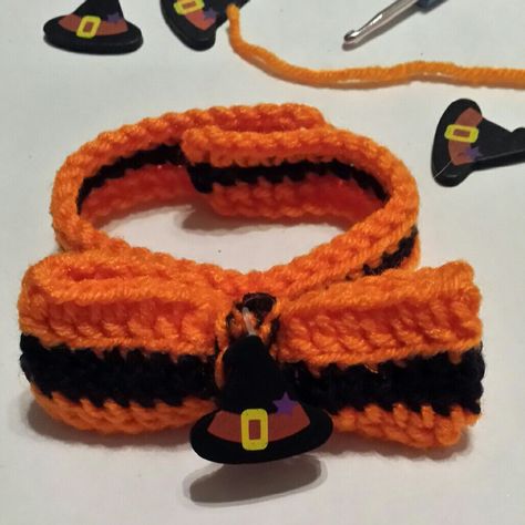 Halloween bowtie for pets 🎀 Crochet Bow Ties, Crochet Pour Halloween, Baby Bowtie, Fun Halloween Crafts, Crochet Halloween, Pet Bow Ties, Bows Hair, Pet Bows, Bow Hair Accessories