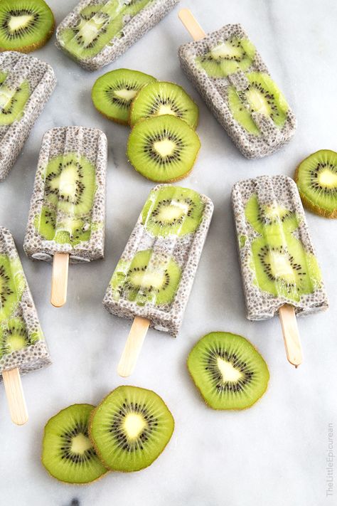 Kiwi Coconut Chia Popsicles - The Little Epicurean Kiwi Popsicles, Homemade Fruit Popsicles, Hemgjord Glass, Healthy Popsicle Recipes, Healthy Popsicles, Coconut Chia Pudding, Coconut Chia, Fruit Popsicles, Resep Diet