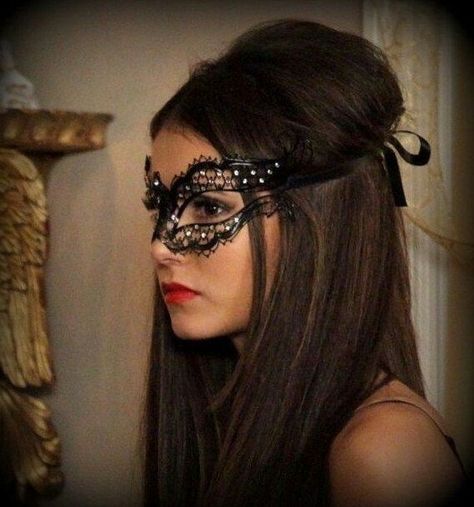 Katherine at the masquerade ball in Vampire Diaries. Great mask & hair. Hallowen Schminke, Masquerade Party Outfit, Masquerade Ball Outfits, Mascarade Party, Masquerade Ball Masks, Masquerade Outfit, Masquerade Ball Party, The Mask Costume, Masquerade Theme