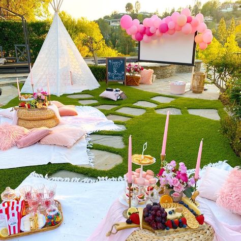 The Picnic Collective on Instagram: “Backyard movie night 💗🍿🎂 for Kenzie’s 8th birthday! @beverleymitchell” Movie Night Under The Stars, Backyard Movie Night Party, Birthday Movie Night, Outdoor Movie Party, Backyard Movie Party, Pyjamas Party, Movie Night Birthday Party, Night Under The Stars, Backyard Movie Nights