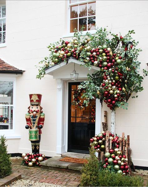 Porch Garland, Windows Display, Front Door Christmas Decorations, Christmas Front Doors, Christmas Porch Decor, Christmas Inspo, Christmas Porch, Winter Home Decor, Christmas Door Decorations