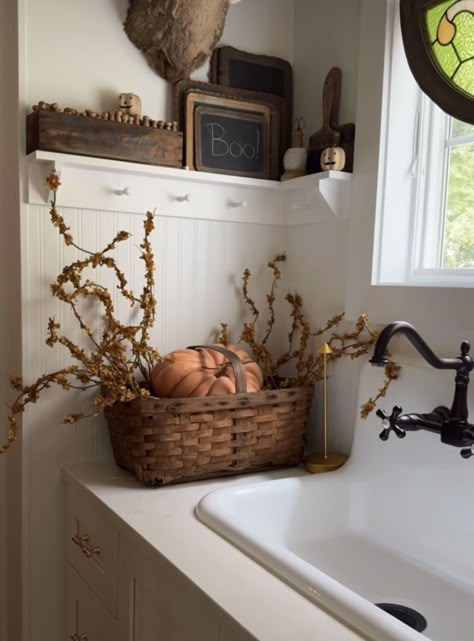 Fall Basket Decor, Old House Bathroom, Interiors 2024, Primitive Fall Decorating, Primitive Fall Crafts, Prim Kitchen, Fall Basket, Primitive Decorating Ideas, Primitive Autumn