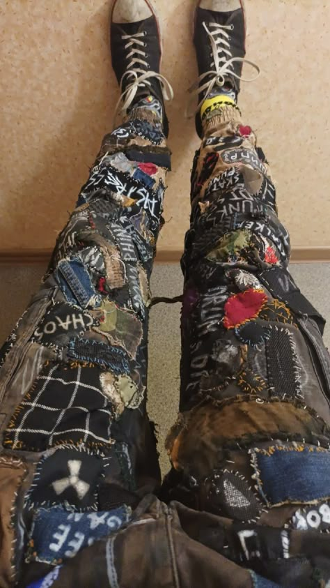 Diy Punk Pants, Crust Pants Punk, Patch Pants Ideas, Patchy Pants, Crust Pants Patch Ideas, Crust Punk Aesthetic, Crust Punk Fashion, Crust Punk Patches, Punk Patch Pants