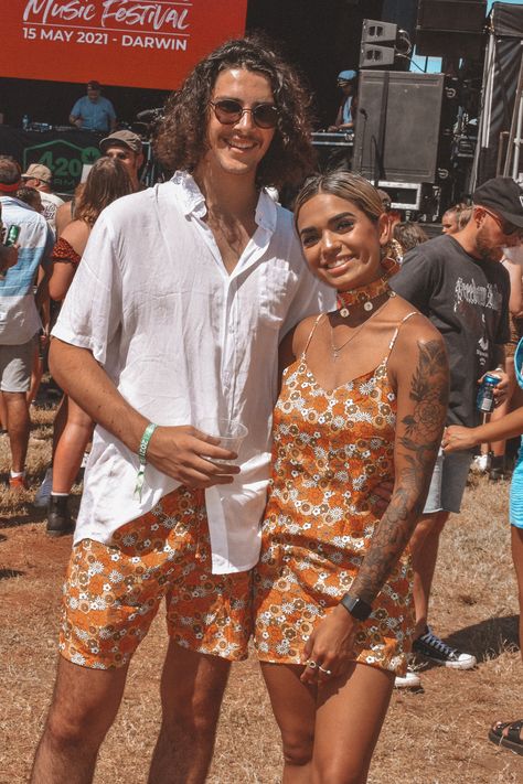 Best Coachella Outfits Bohemian Fashion, His And Hers Festival Outfits, Matching Couple Outfits Festival, Matching Coachella Outfits Couple, Matching Couple Outfits Concert, Couples Coachella Outfits, Couple Same Clothes Outfits, Couple Outfits Festival, Couples Concert Outfits