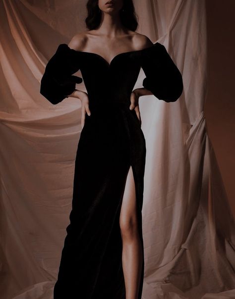 Classy Prom Dresses Vintage, Black Evening Gown Elegant, Yule Ball Dress, Black Dress Aesthetic, 1 Mai, Love Pinterest, Yule Ball, Elegant Black Dress, Classy Prom Dresses