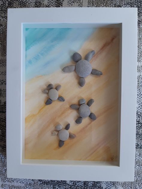 Pebble art turtles on beach Beach Rock Art, Mexican Beach Pebbles, Coffee Bar Home, Beach Rocks, Diy Hanging, Wood Stone, On Beach, Pebble Art, Canvas Paintings