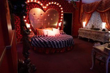 Pretty Little Liars on Twitter: "Next #PLL episode 6x16 The Heart Shaped Bed! 😻😻😻 https://t.co/fNWZykCEGZ" / Twitter Heart Shaped Bed, Circle Bed, Bed Price, Red Rooms, Beds For Sale, Bedroom Aesthetic, Dream Rooms, Dream Decor, Cool Rooms