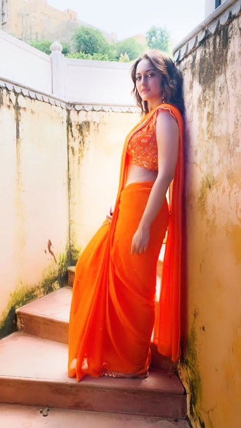 Sonakshi Sinha Saree, Bollywood Hairstyles, Saree Poses, Sonakshi Sinha, Saree Look, Red Carpet Dresses, Beautiful Saree, Indian Beauty Saree, Desi Beauty