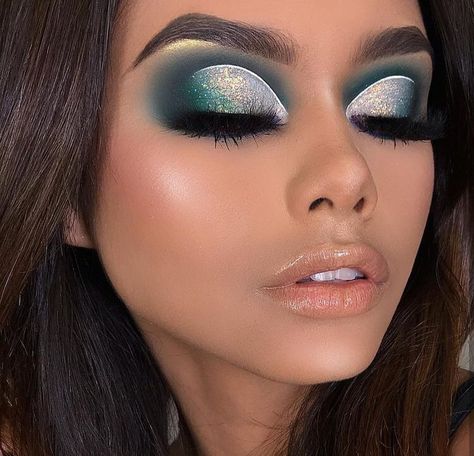 Carnaval Make-up, Semi Cut Crease, Green Eye Makeup, Crease Eyeshadow, Cut Crease Eyeshadow, Silver Makeup, Cut Crease Makeup, Green Eye, Eye Makeup Designs