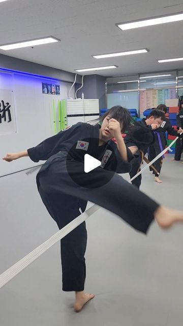 Taekwondo Workout, Karate Training Exercises, Krav Maga Videos, Spin Kick, Martial Arts Training Equipment, Fitness Recovery, Kids Karate, Judo Karate, Karate Classes