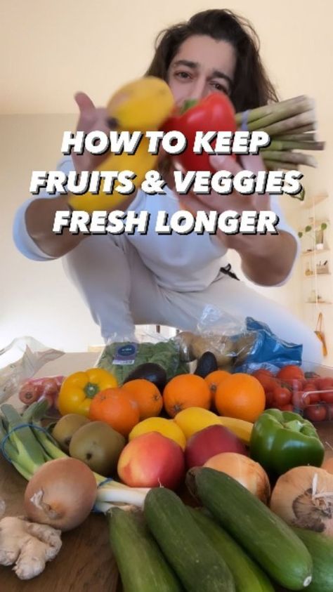 eatinghealthyfeed on Instagram: How to store & keep fruits & vegetables fresh for weeks! This has helped so many people, it deserved a repost! 🤩🙌 by @creative_explained .… Plant Books, Creative Explained, Diy Household Tips, Storing Fruit, Storing Vegetables, Homemade Ideas, Fruit And Vegetable Storage, Plant Book, Food Saver