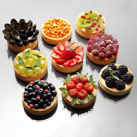 Tarts with berries Fruit Tarts, French Dessert, Fruit Dessert, Fancy Desserts, Fruit Tart, Dessert Decoration, Plated Desserts, Mini Desserts, Food Presentation