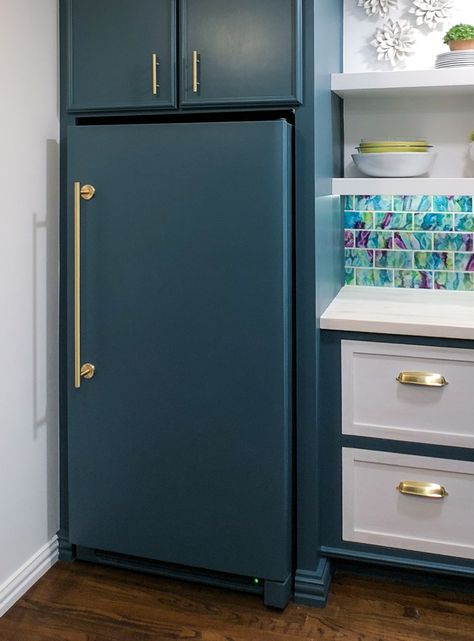 Fridge Paint, Appliance Makeover, Refrigerator Makeover, Painting Appliances, Paint Refrigerator, Fridge Makeover, Painted Fridge, Pantry Remodel, Paint Kitchen