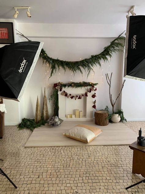 Christmas Mantle Photoshoot, Christmas Picture Setup Ideas Indoor, Photography Christmas Backdrops, Christmas Decorations For Photoshoot, Simple Holiday Backdrop, Holiday Photoshoot Setup Ideas, Simple Studio Christmas Photos, Christmas Studio Setup Diy Photo, Studio Photography Christmas