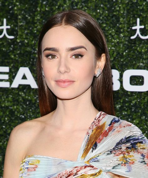 Tuck Hair Behind Ears, Hair Behind Ears, Lily Collins Short Hair, Hair Lob, Lily Collins Hair, Straight Hairstyle, Straight Hairstyles Medium, Hair Tuck, Red Carpet Hair