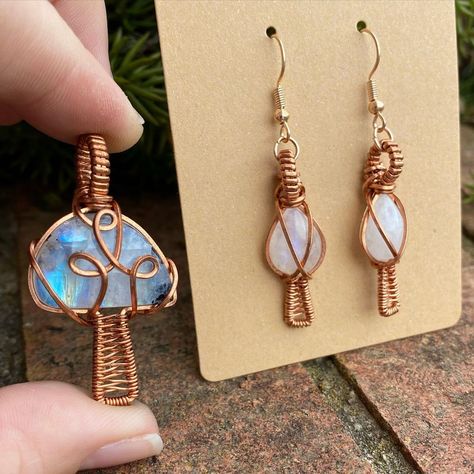 Crystal Necklace Wire Wrap, Wire Wrapped Mushroom, Mushroom Wire Wrap, Wire Wrap Mushroom Crystal, Crystal Jewelry Ideas, Wire Earrings Handmade, Tree Of Life Wire Wrap Crystal, Wire Jewelry Patterns, Crystal Bead Jewelry