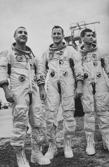 Apollo 1 astronauts (l-r) Gus Grissom, Ed White and Roger Chaffee, Grissom, White, and Chaffee pose in front of their Apollo/Saturn IB space vehicle on the launch pad, ten days before a cabin fire that claimed their lives. Gus Grissom, Apollo Space Program, Space Suits, Nasa History, Apollo 1, Nasa Photos, Fire Life, Nasa Astronaut, Nasa Apollo