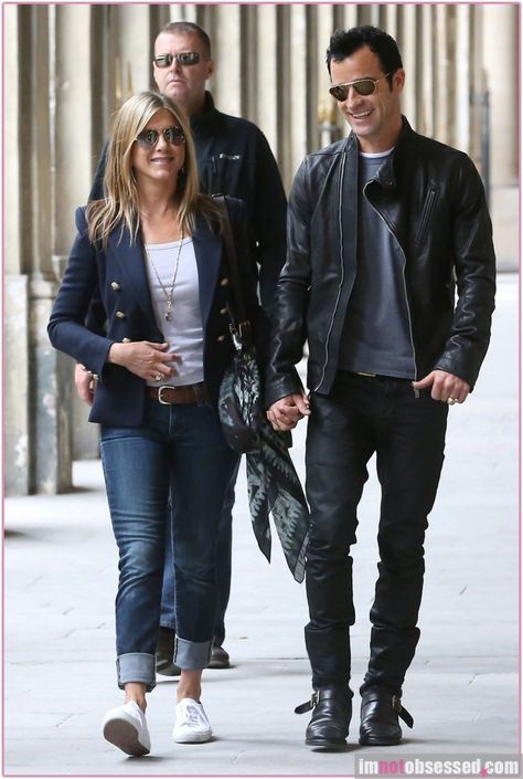 Jennifer Aniston in a classic blue blazer, dark boyfriend jeans and white 2750… Blue Boyfriend Jeans Outfit, Dark Boyfriend, Boyfriend Jeans Outfit Summer, Comfy Mom Outfits, Style Boyfriend Jeans, Blue Boyfriend Jeans, Holiday Outfit Inspiration, Boyfriend Jeans Outfit, Jennifer Aniston Style