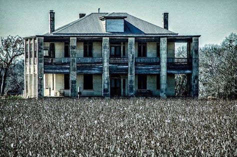 Abandoned Plantations, Creepy Houses, Texas Chainsaw, Abandoned House, Abandoned Mansions, Scary Places, Haunted Places, Old Buildings, Abandoned Houses