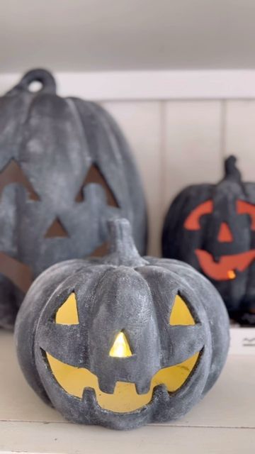 Rachel Folkman Designs on Instagram: "I was so bummed that the black Terracotta pumpkins from Pottery Barn sold out so quickly that I ran out and made them myself. Here’s the tutorial that’s gone viral on Tik Tok this year! #terracottapumpkins #potterybarndupe #halloweendecor #halloweendiy #spookyseason" Black Terracotta Pumpkin, Pottery Barn Pumpkin Hack, Pottery Barn Terracotta Pumpkin Diy, Terracotta Pumpkins, Fall Pottery, Neutral Cottage, Pottery Barn Pumpkin, Pottery Barn Black, Seasonal Decor Fall