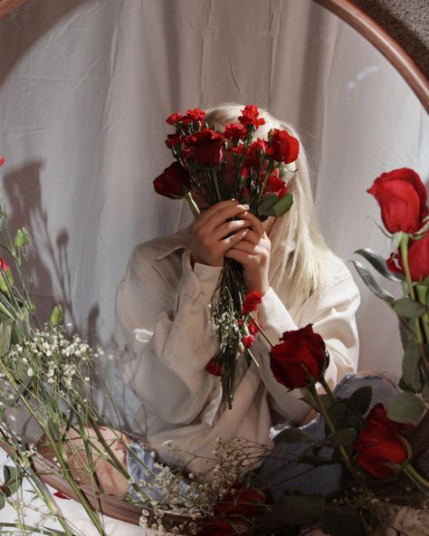 Romantic Fashion Photography, Love Themed Photoshoot, Love Photoshoot Aesthetic, Photoshoot With Red Roses, Photos With Roses, Red Rose Photoshoot, Red Roses Photoshoot, Roses Photoshoot Ideas, Valentines Photoshoot Ideas