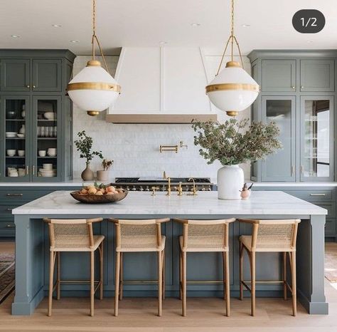 Blue Green Kitchen, Backsplash Trends, Casas Coloniales, Blue Cabinets, Transitional Kitchen, Kitchen Trends, Kitchen Diner, Green Kitchen, Counter Tops