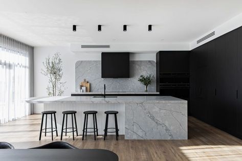 Curved Kitchen, Kitchen Island Bench, Island Bench, Casas Coloniales, Kitchen Benches, Tiny Apartment, Kitchen Inspiration Design, Black Kitchens, Large Homes