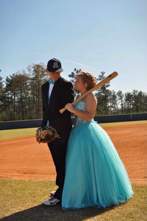 Baseball Prom Pictures, Prom Ideas Pictures, Hoco Pictures Ideas, Baseball Senior Pictures, Prom Pictures Couples Black, Prom Pictures Group, Couples Prom, Hoco Pictures, Prom Photography Poses