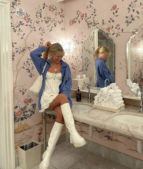 Gogo Boots Outfit Winter, Gogo Boot Outfit, White Gogo Boots Outfit, White Platform Boots Outfit, Go Go Boots Outfit, Gogo Boots Outfit, White Gogo Boots, Platform Boots Outfit, White Platform Boots