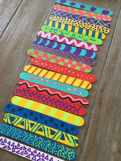 Painting Popsicle Sticks, Abatelenguas Ideas, Popsicle Stick Projects, Mystic Museum, Popsicle Painting, Stick Painting, Stick Projects, Diy Wall Hanging Crafts, Glitter Stick