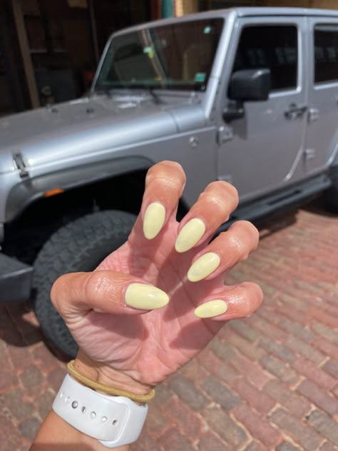 Light Yellow Nails Pastel, Banana Yellow Nails, Light Yellow Nails Acrylic, Yellow Oval Nails, Baby Yellow Nails, Yellow Almond Nails, Pale Yellow Nails, Pastel Yellow Nails, Light Yellow Nails