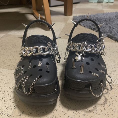 Black Crocs Outfit, Croc Outfits, Cool Crocs, Crocs Aesthetic, Alt Shoes, Crocs Outfit, Black Crocs, Crocs Fashion, Goth Shoes