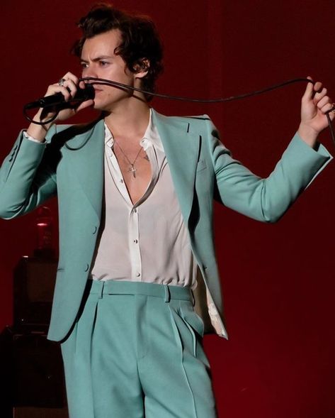 ♥️🌹 Harry Styles Inspired Outfits Women, Harry Styles Inspired Outfits, You're So Golden, Harry Styles Outfit, Harry Styles Live On Tour, Harry Styles Live, Blazer Outfit, Harry Styles Wallpaper, Harry Styles Pictures