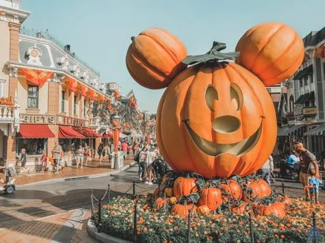 Disneyland Los Angeles, Top 10 Facts, Disney World Halloween, Mickey Halloween Party, Halloween Parejas, Disneyland Halloween, Mickey Halloween, Scary Halloween Party, Halloween Time