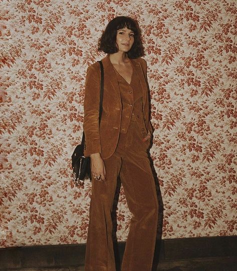 70s corduroy brown suit Plus Size 70s Fashion, Prom Inspiration, Outfits 70s, 70s Women, 70s Outfits, Brown Suits, Brown Outfit, Olivia Palermo, Retro Aesthetic