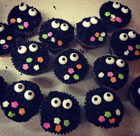 Soot Sprite Cupcakes, Ghibli Cake, Studio Ghibli Party, Soot Sprite, Ideas Cumpleaños, Soot Sprites, Cute Desserts, Sweets Desserts, Bite Size