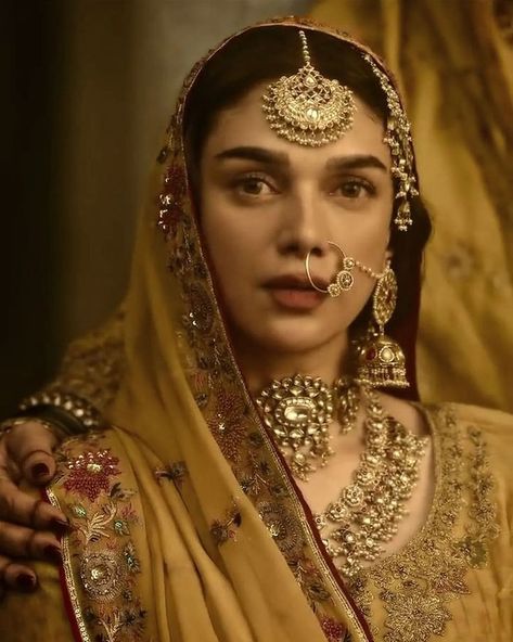 Heeramandi Gave Us Impeccable Outfits & Jewellery Inspiration! - ShaadiWish Corset Fashion Outfits, Aditi Rao Hydari, Aditi Rao, Sanjay Leela Bhansali, Perhiasan India, Song Dance, Desi Fashion Casual, Indian Photoshoot, Indian Bridal Dress