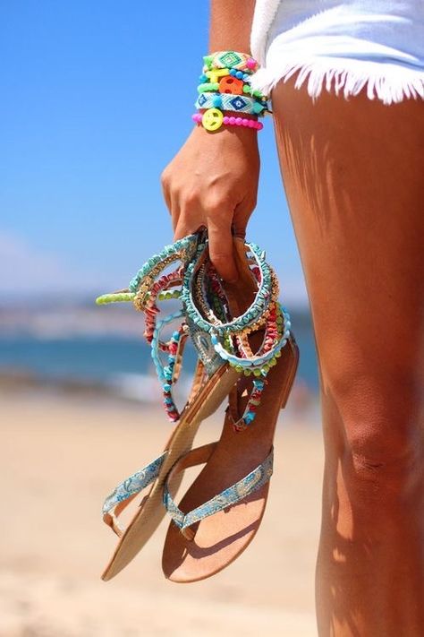 Trendy Taste, Tassel Sandals, Vintage Sandals, Beach Photography Poses, Fashion For Women Over 40, Womens Summer Shoes, Metallic Sandals, Foto Pose, Beach Look