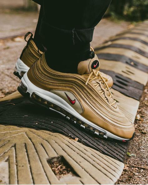 Going for gold! The Metallic Gold colorway is one of the OG colorways of the Nike Air Max 97. After the silver Air Max 97 released in 1997 the gold ones followed in 1999 - and up to this date they're both classics! by @appie.tv #sneakersmag #nike #nikeair #airmax97 #metallicgold #am97 Lv Flip Flops, Balenciaga Tshirt, Nike Airmax 97, Nike Airmax 95, Nike Vapor Max, Nike Force 1, Givenchy Shoes, Lv Shoes, Sneaker Art