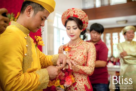 11 Things That Almost Always Happen in Vietnamese Wedding - Bliss Viet Nam - The Best Wedding & Event Planner in VietNam Money Dance Wedding, Vietnamese Wedding Photography, Wedding Vietnamese, Mexican Wedding Traditions, Vietnamese Wedding Dress, Asian Wedding Decor, Christian Wedding Ceremony, Vietnamese Culture, Vietnam Wedding