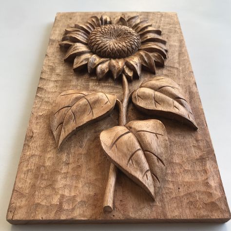 Sunflower Wood Carving, Wood Intarsia, Wood Carving Art Sculpture, Carved Flowers, Got Wood, Chip Carving, Wood Carving Designs, Carving Designs, Wooden Flowers