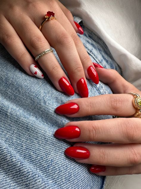 #nails #rednails #nailsofinstagram #kesfet #aesthetic Red Nail Summer Designs, Red Spring Nails, Summer Red Nails, Almond Summer Nails, Classy Almond Nails, Summer Nails 2024, Nails Inspired, Glitter Gel Nails, Summery Nails