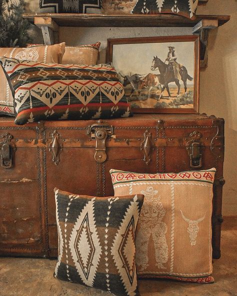 Western Boho Design, Native American Room Decor, Vintage Western Room, Western Bedroom Ideas Ranch Style Rustic, Balcony Curtain Ideas, Vintage Western Home Decor, Southwestern Cabin, Southwestern Interior Design, Vintage Living Room Ideas