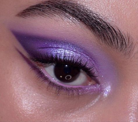 Purple Disco Eyeshadow, Purple Makeup Looks Euphoria, Purple Pastel Makeup, Purple Disco Makeup, Purple Y2k Makeup, Disco Makeup Ideas, Soft Purple Makeup Looks, Purple Eye Makeup Hooded Eyes, Purple Eye Makeup Aesthetic