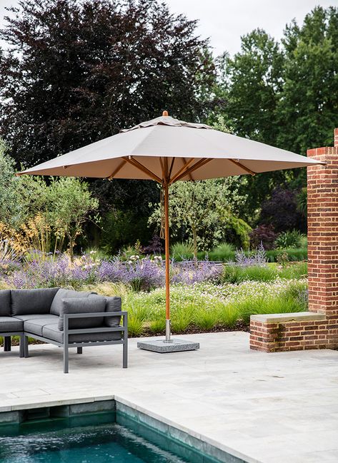 Six indispensable tips to create a perfect space for outdoor living Garden Parasols, Garden Umbrella, Outdoor Sofa Sets, Beautiful Outdoor Spaces, Contemporary Garden, Garden Structures, Patio Umbrellas, Backyard Oasis, Outdoor Rooms