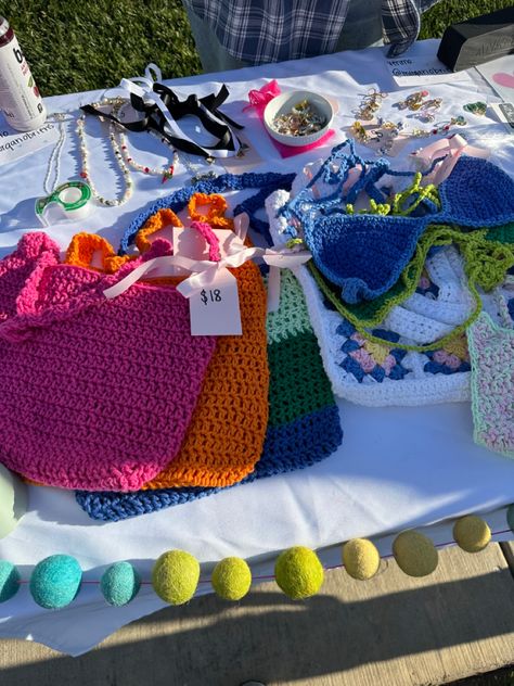 Microemprendimiento Ideas, Crochet Stand Ideas, Crochet Craft Stall Display Ideas, Crochet Pop Up Shop Ideas, Crochet Vendor Booth, Crochet Booth Set Up, Crochet Selling Stand, Crochet Booth Display Ideas, Crochet Farmers Market Booth